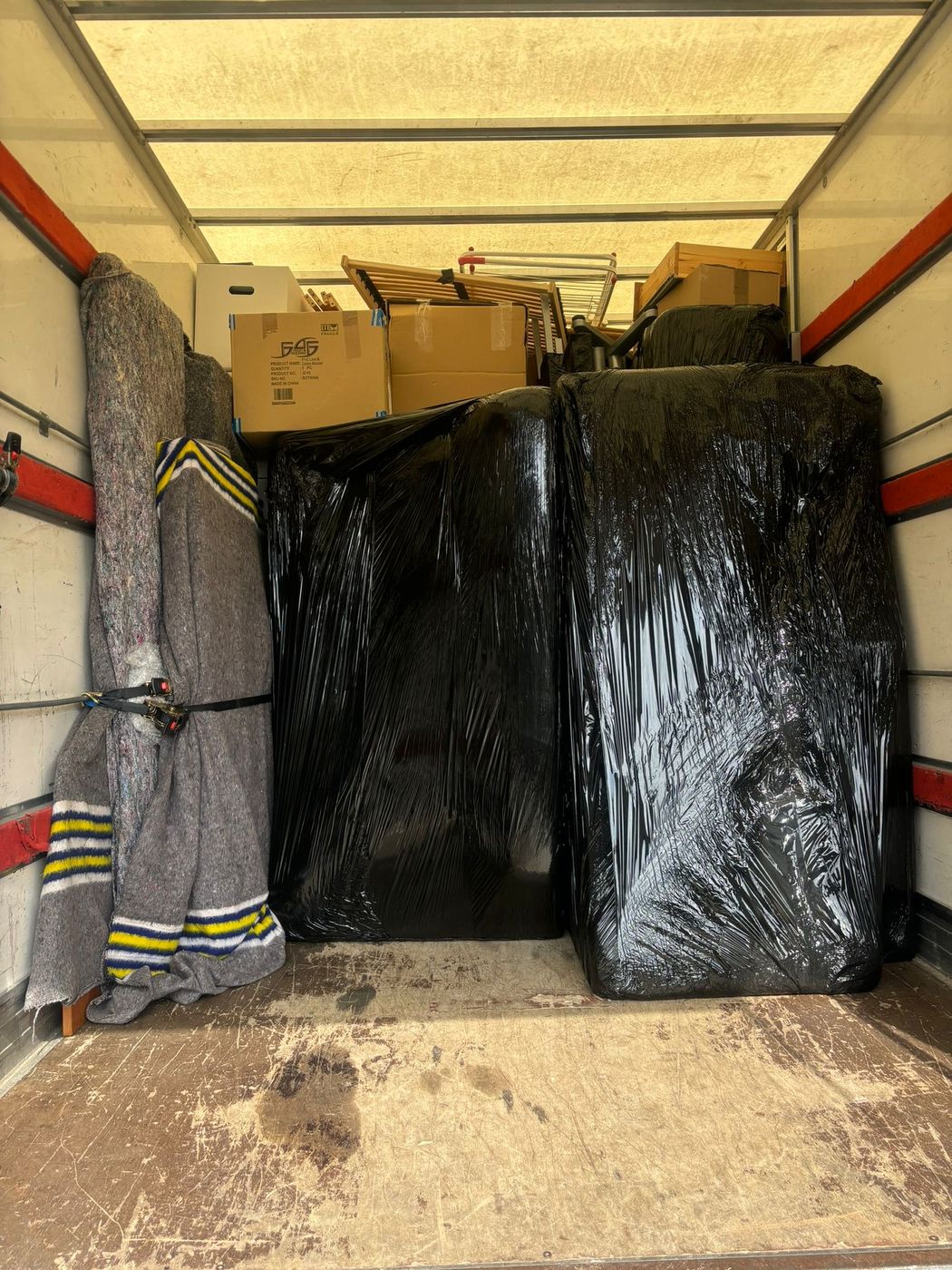 Op pallet gewikkelde meubels klaar voor veilig transport