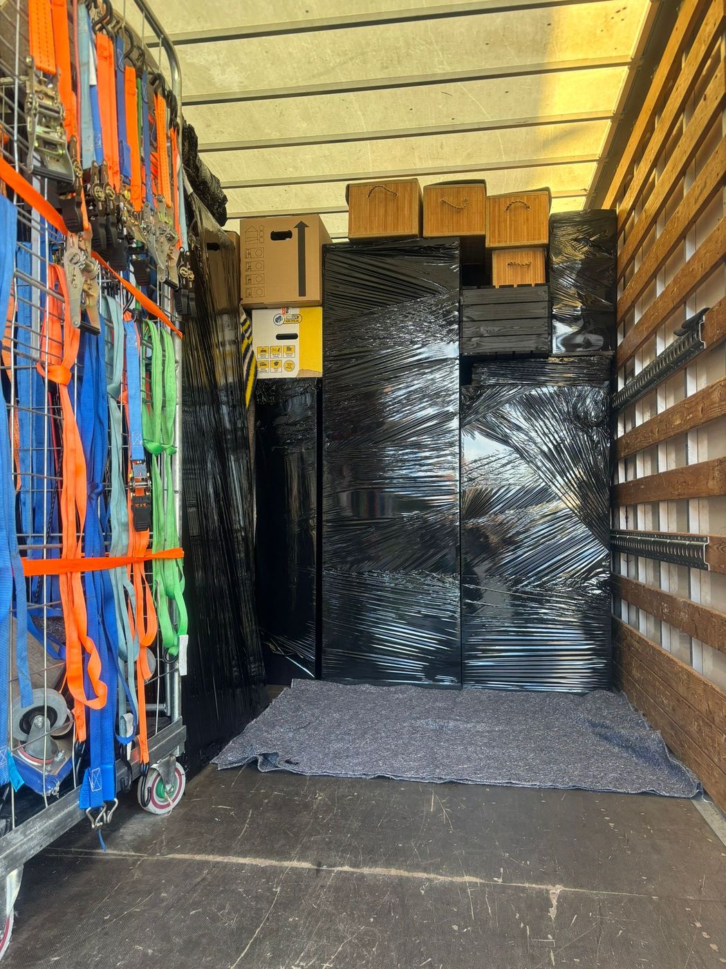 Verhuisbedrijf Eindhoven - ingepakte meubels klaar voor transport door Top Moving Company